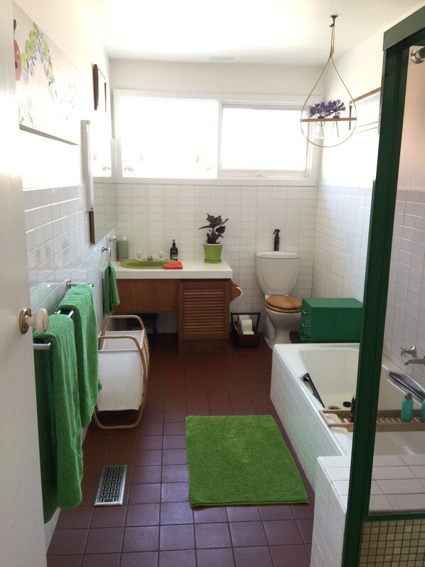 Badekar, håndklæder, Sæbe, Toiletpapir