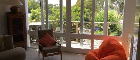 Télévision, jeux vidéo, lecteur de DVD, livres