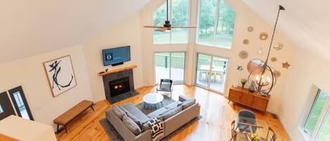 Smart TV, fireplace, ping pong, books