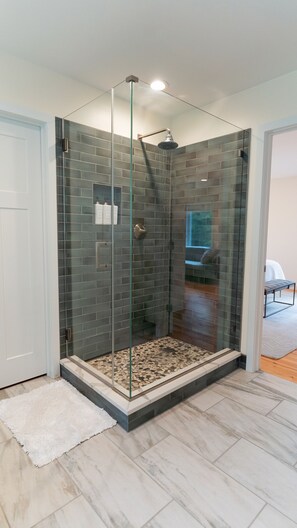 Combined shower/tub, jetted tub, hair dryer, towels
