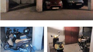 Eine Parkgarage mit mehreren Autos und Motorrädern.