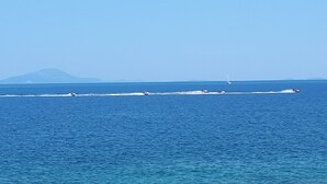 A clear view of the ocean with boats and a distant mountain. - Robinson camp Val Kavran (Kavran)