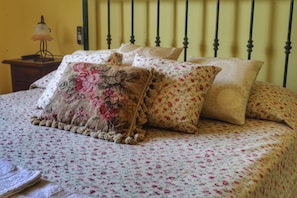 Triple Room | In-room safe, bed sheets