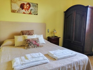 In-room safe, bed sheets