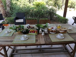 Free daily buffet breakfast