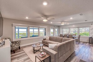 Casa, varias camas (Barefoot Hideaway Family Beachfront R) | Sala de estar