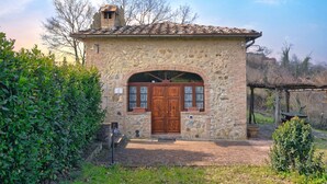 Un edificio de piedra con puerta de madera y arco.