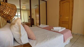 5 makuuhuonetta, silitysrauta/-lauta, vuodevaatteet