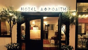 The entrance to a hotel with a sign reading "HOTEL APOPODITH".