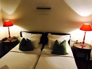 Quarto casal ou duplo | Cofres nos quartos, ferros/tábuas de passar roupa, roupa de cama