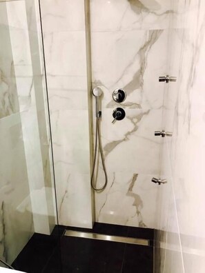 Bathroom shower - Arhontiko Afroditi (Dio-Olympos)