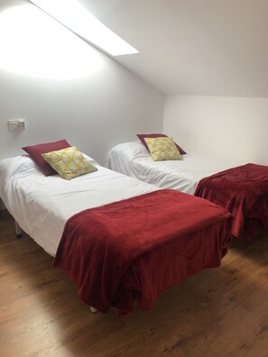 Chambre avec lits jumeaux, salle de bains commune