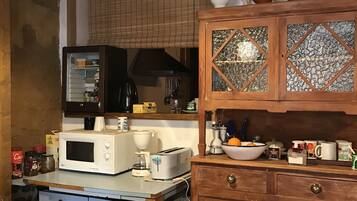 Frigorífico grande, microondas, placa de cocina y utensilios de cocina