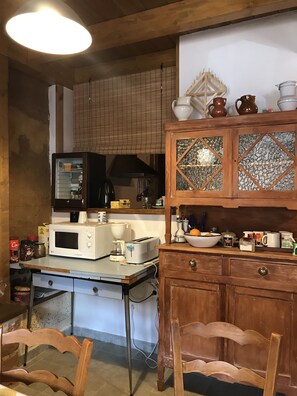 Grand réfrigérateur, micro-ondes, plaque de cuisson