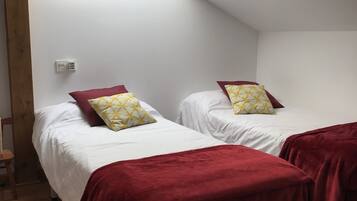 Habitación con 2 camas individuales, baño compartido | Sistema de insonorización, wifi gratis, ropa de cama