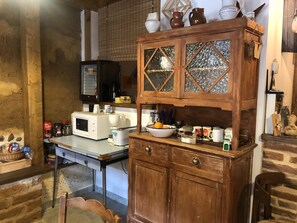 Grand réfrigérateur, micro-ondes, plaque de cuisson