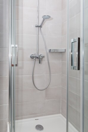 Estudio básico, 1 cama King size | Baño | Regadera, secadora de cabello, pantuflas, toallas 