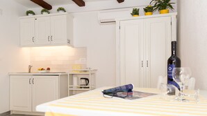 Studio Basic, 1 Tempat Tidur King | Area keluarga | Televisi LED 60-cm dengan saluran TV satelit dan TV