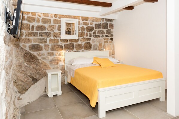Basic Studio, 1 King Bed | Free WiFi, bed sheets - Dubrovnik Old City Apartment Dubravka (Dubrovnik)