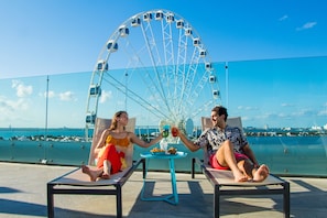 Piscine extérieure, chaises longues