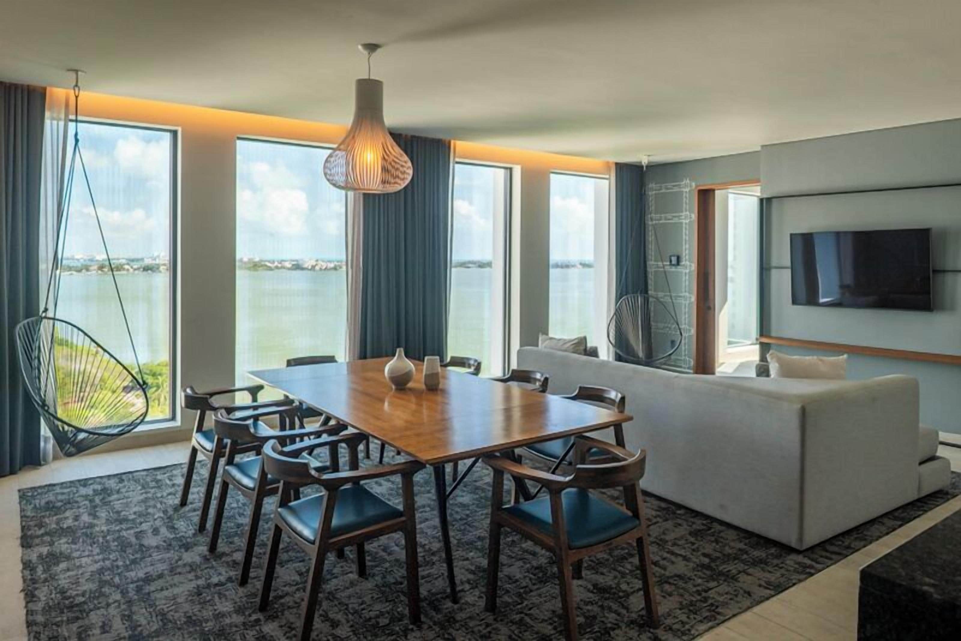 プレジデンシャル スイート キングベッド 1 台 (Nichupte Bay View) | ミニバー、セーフティボックス (室内)、客室ごとに異なる装飾、客室ごとに異なるインテリア