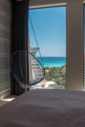 Minibar, in-room safe, individually decorated, individually furnished - Canopy by Hilton Cancun La Isla (Cancun)