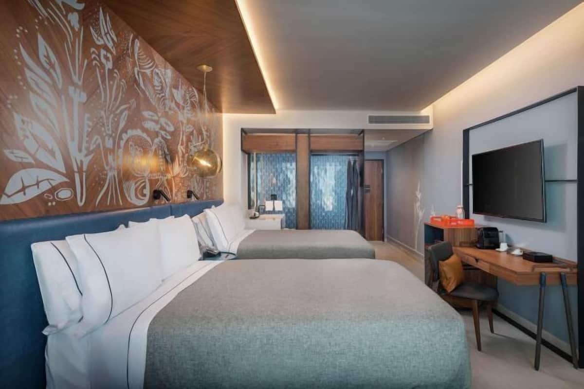 Minibar, caja de seguridad en la habitación y escritorio 