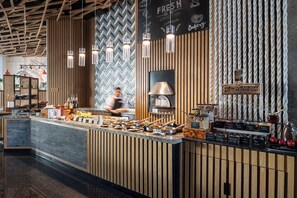 Colazione a buffet, servita tutte le mattine (31 USD a persona) 