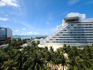 Minibar, in-room safe, individually decorated, individually furnished - Canopy by Hilton Cancun La Isla (Cancun)