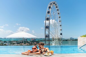 Piscina externa, funciona das 7h às 23h, espreguiçadeiras