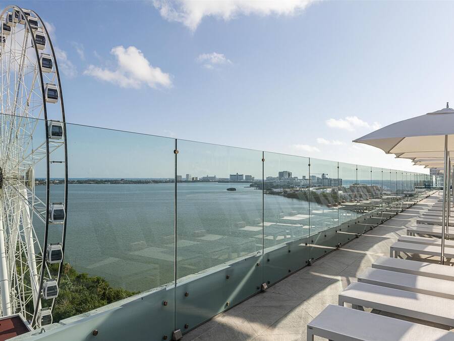 Alberca al aire libre, acceso de 07:00 a 23:00, y camastros