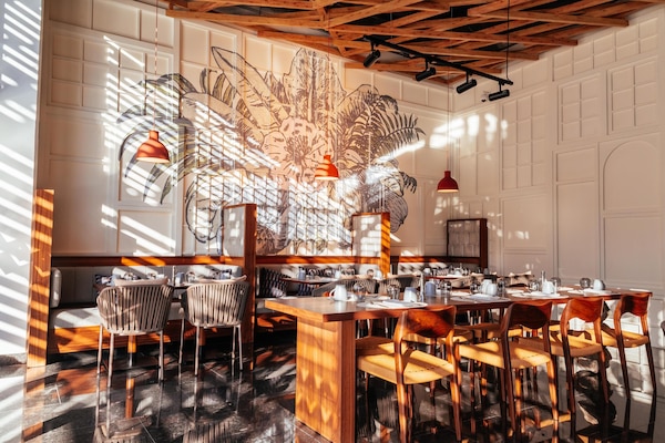 2 restaurants; breakfast, lunch, dinner, and brunch served