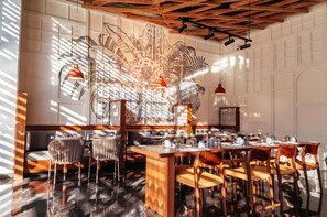 2 restaurantes, se sirve desayuno 