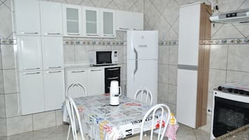 Kühlschrank, Mikrowelle, Herdplatte, Geschirrspüler