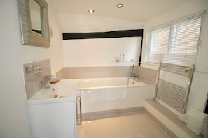 Luxury Double Room, 1 King Bed | Bathroom