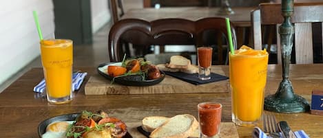 Frukost enligt egen beställning varje dag mot avgift