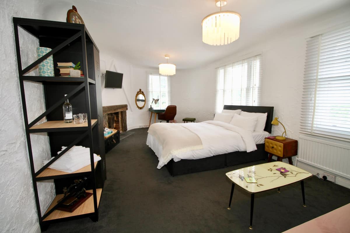 Habitación doble de lujo, 1 cama King size | Sábanas de algodón egipcio y ropa de cama de alta calidad 