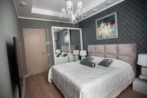 Family Suite, 1 Bedroom, Kitchen, Courtyard View | Hypo-allergenic bedding, minibar, in-room safe, individually decorated - Mandarin ClubHouse (Kharkiv)