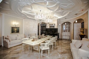 Executive Penthouse | Hypo-allergenic bedding, minibar, in-room safe, individually decorated - Mandarin ClubHouse (Kharkiv)
