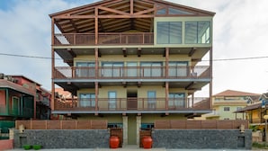 Un immeuble à plusieurs étages doté de balcons et de grandes fenêtres.