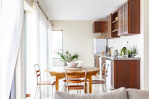 Familienapartment, 2 Schlafzimmer | Essbereich im Zimmer