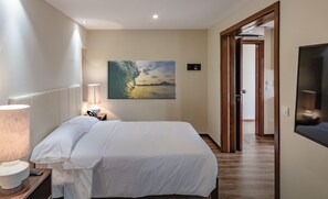 Espacio para trabajar con laptop y cortinas blackout 