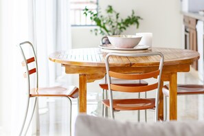 Apartament familiar, 2 dormitoris | Zona de menjador de l'habitació