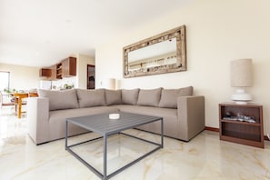 Familienapartment, 2 Schlafzimmer | Wohnzimmer | 50-Zoll-Smart-TV mit Kabelempfang, Fernseher