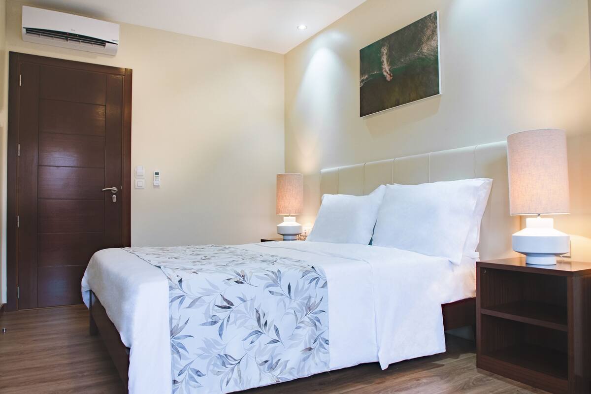 Chambre Double Standard | Espace de travail pour ordinateur portable, rideaux occultants