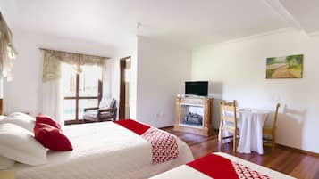 Quarto triplo superior, várias camas | Frigobar, escrivaninha, Wi-Fi de cortesia, roupa de cama