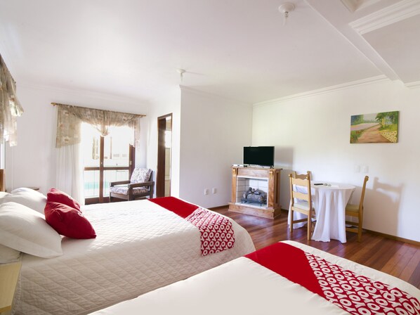 Tremannsrom – superior, flere senger | Minibar, skrivebord, wi-fi (inkludert) og sengetøy