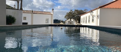 Una piscina al aire libre