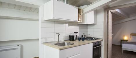 Fridge, oven, stovetop, coffee/tea maker