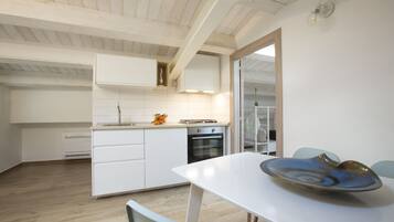 Frigorifero, forno, piano cottura, macchina per tè/caffè